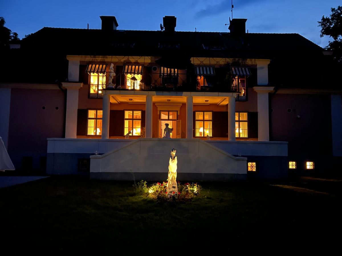 Herrgards Hotell Gyllene Haesten Västervik Exterior photo